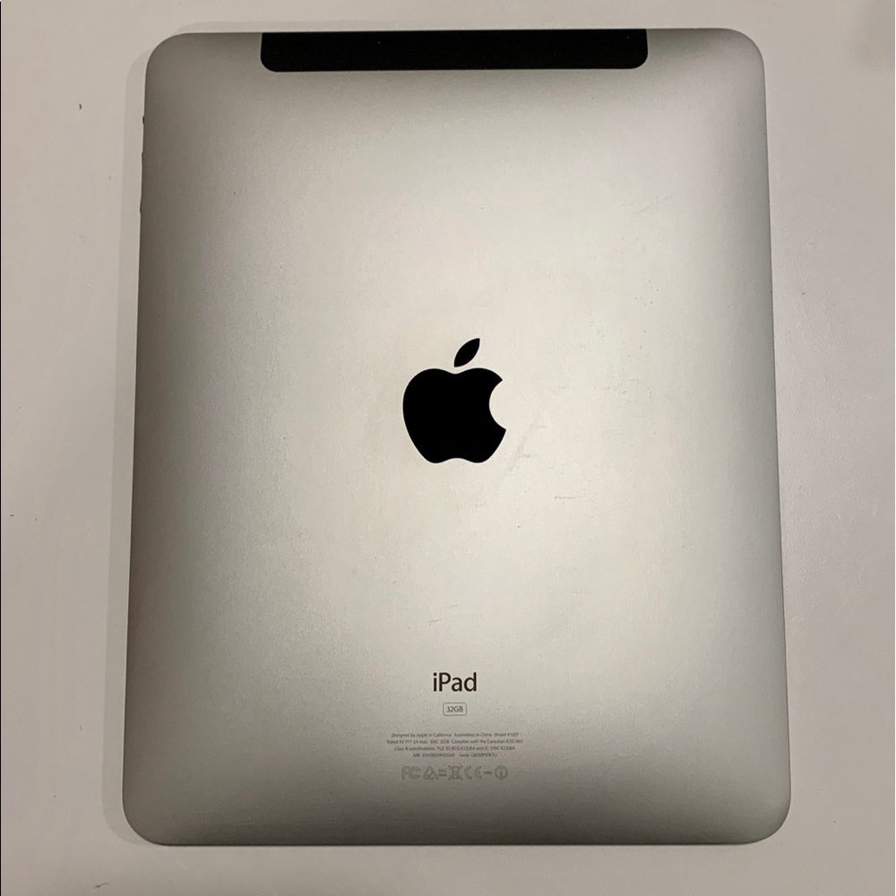 iPad 32GB - Picture 1 of 4